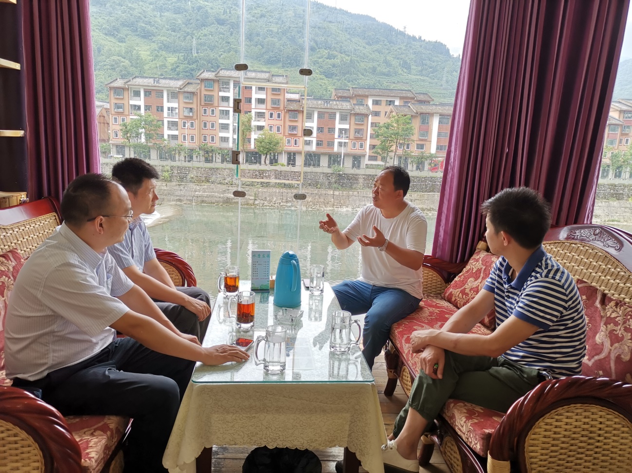 说明: C:\Users\admin\Desktop\20190705经济与管理学院党政领导老师与水磨庄园洽谈实习基地合作事宜\TIM图片20190705082757.jpg